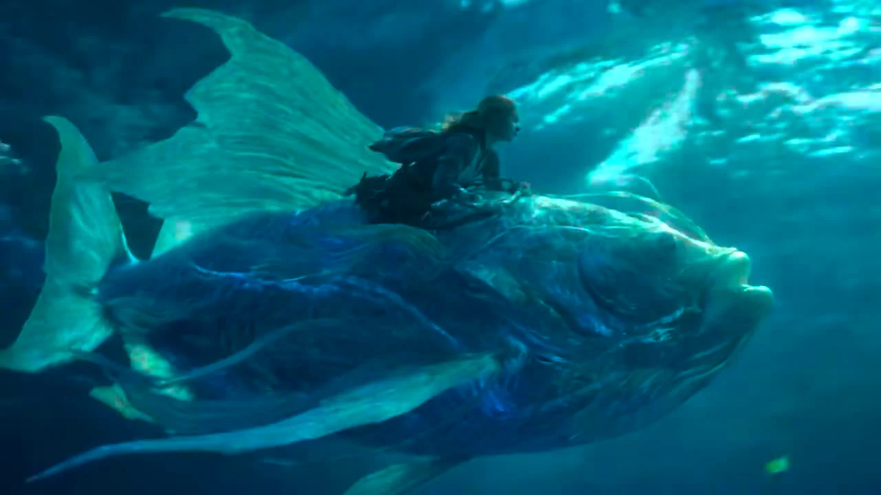 Una gran ballena nadando en aguas azules iluminadas por el sol